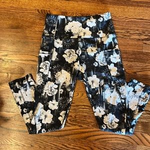 Marika black and white floral leggings with pockets, size medium